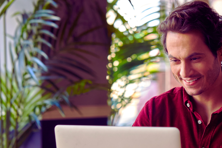 Arbeitnehmerüberlassung Mann sitzt am Computer
