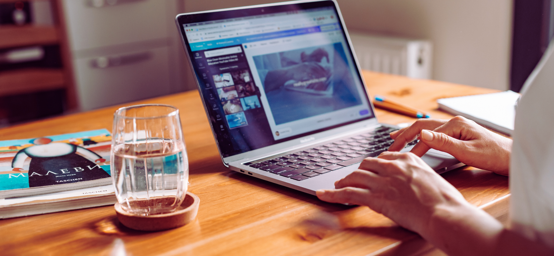 Personalvermittlung Frau schreibt am Computer